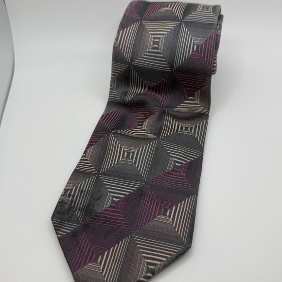Geoffrey Beene Gray and Pink Geometric Tie 100% Silk - Picture 2 of 3